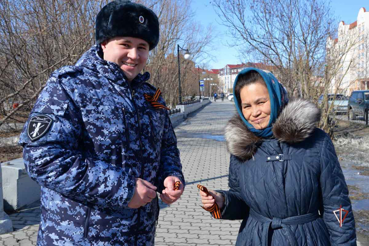 Росгвардия присоединилась ко Всероссийским патриотическим акциям «Георгиевская ленточка» и «Красная гвоздика» на Ямале