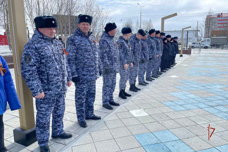 Росгвардия приняла участие в церемонии передачи частицы Вечного огня с Мамаева кургана на Ямале