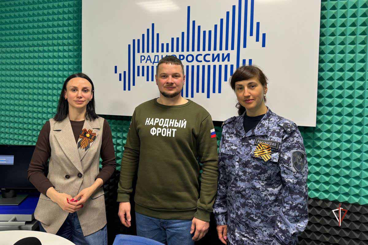 Офицер Росгвардии приняла участие в прямом радиоэфире «Все для Победы» на Ямале