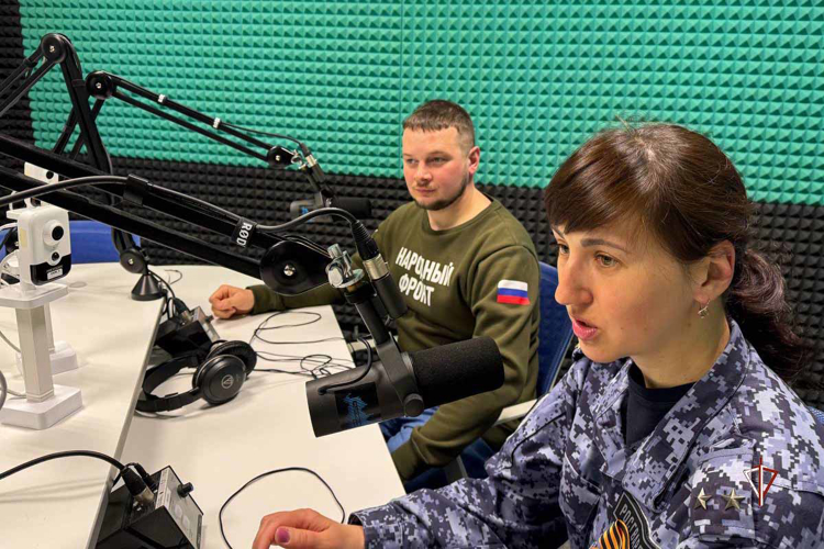 Офицер Росгвардии приняла участие в прямом радиоэфире «Все для Победы» на Ямале