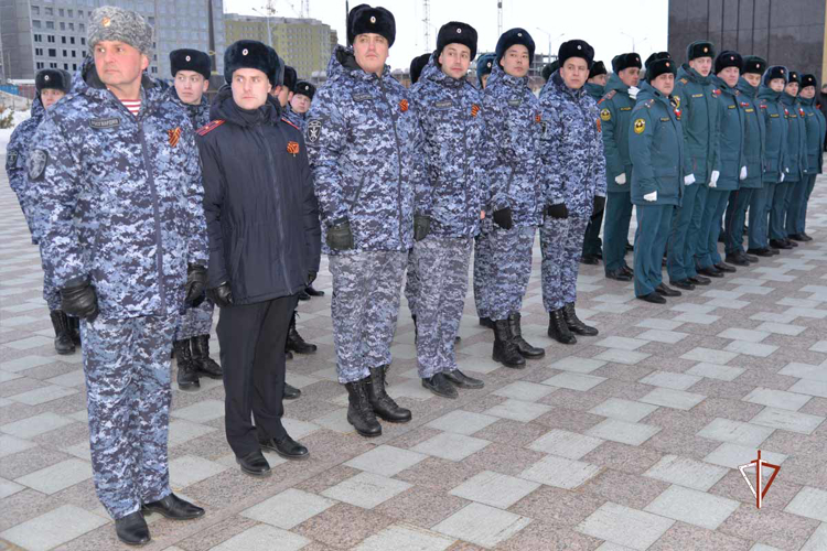 Росгвардия приняла участие в церемонии передачи частицы Вечного огня с Мамаева кургана на Ямале