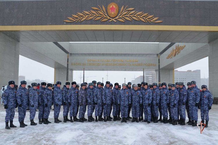 Парадный расчет Росгвардии в столице Ямала принял участие в праздничном марше, посвященном Великой Победе