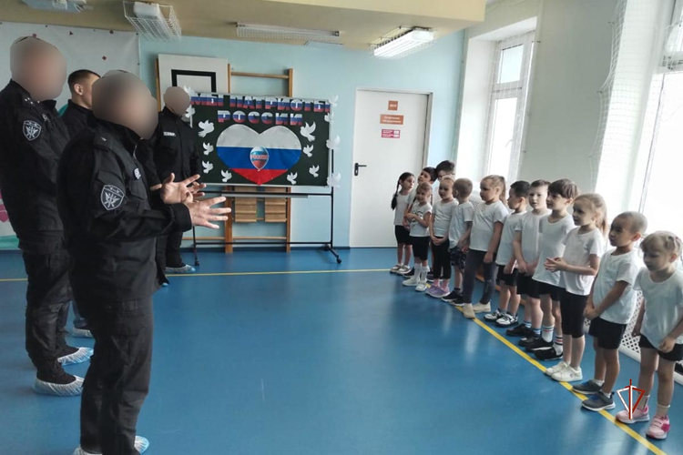 Сотрудники СОБР Росгвардии провели спортивную эстафету для дошкольников на Ямале
