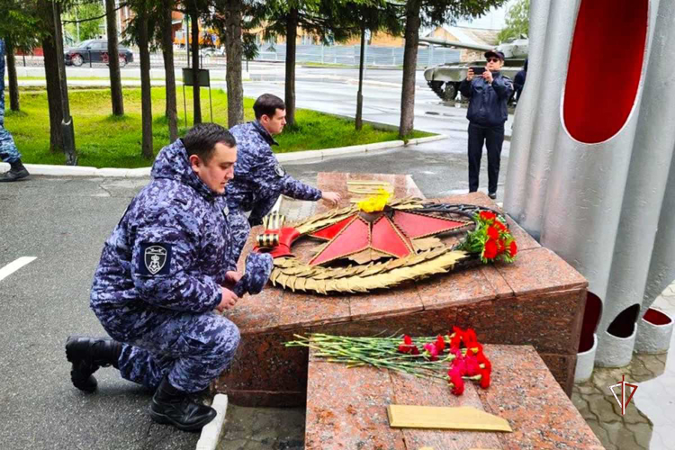 На Ямале росгвардейцы почтили память погибших в годы Великой Отечественной войны