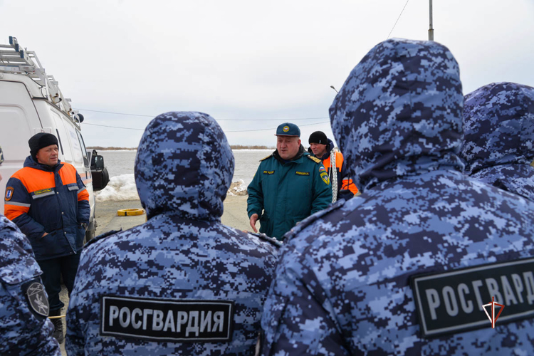 Учебно-методический сбор росгвардейцев – нештатных спасателей на воде состоялся на Ямале