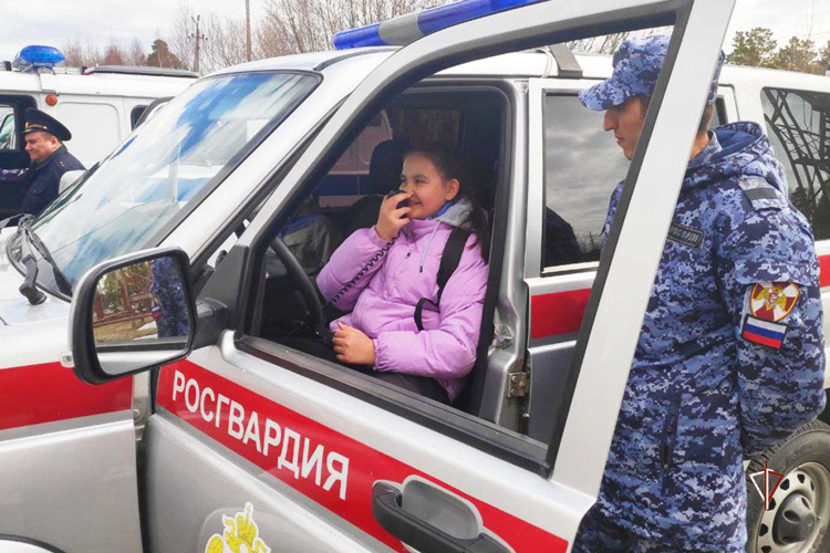 Акция «Каникулы с Росгвардией» проходит на Ямале