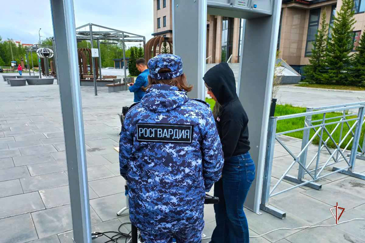 Росгвардия обеспечила безопасность проведения Дня российской молодежи на Ямале