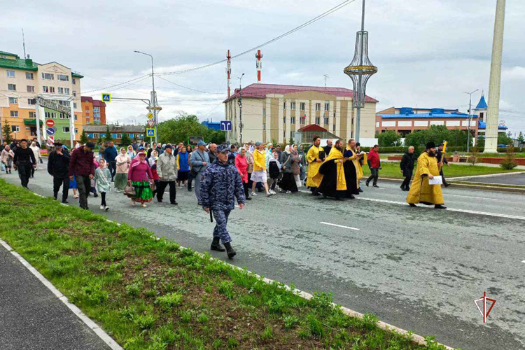 Росгвардия обеспечила правопорядок при проведении крестного хода в Салехарде
