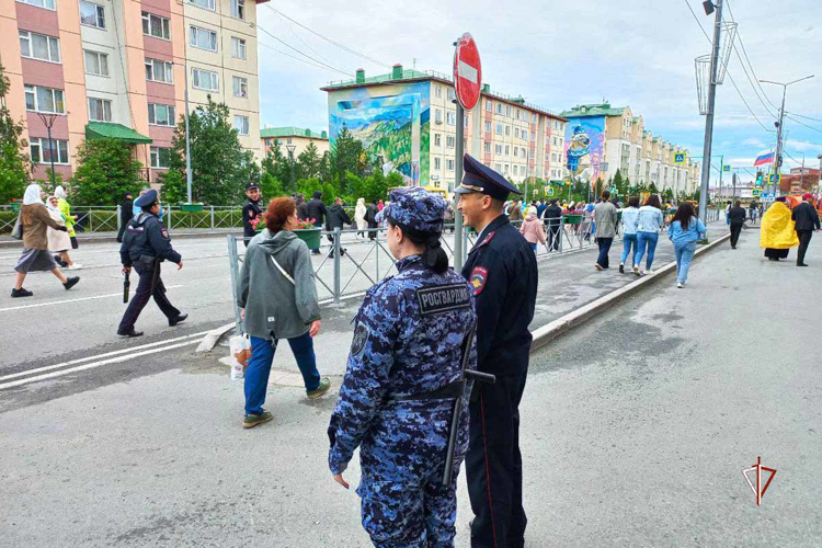 Росгвардия обеспечила правопорядок при проведении крестного хода в Салехарде