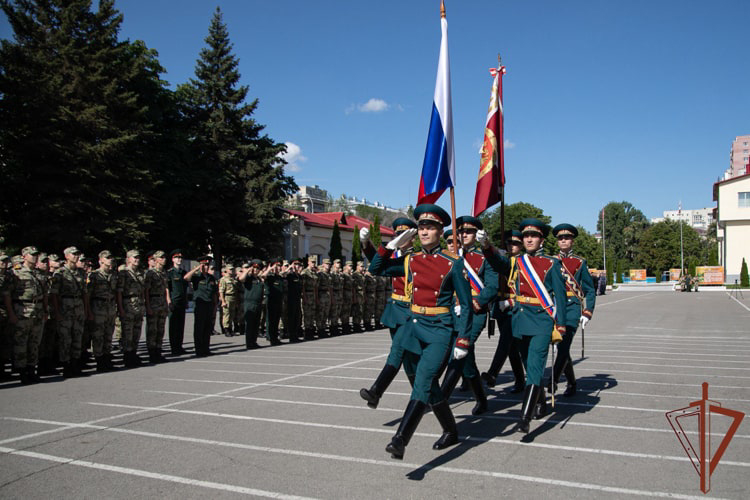 Начальник Саратовского военного института Росгвардии Герой России полковник Александр Белоглазов представлен личному составу (видео)