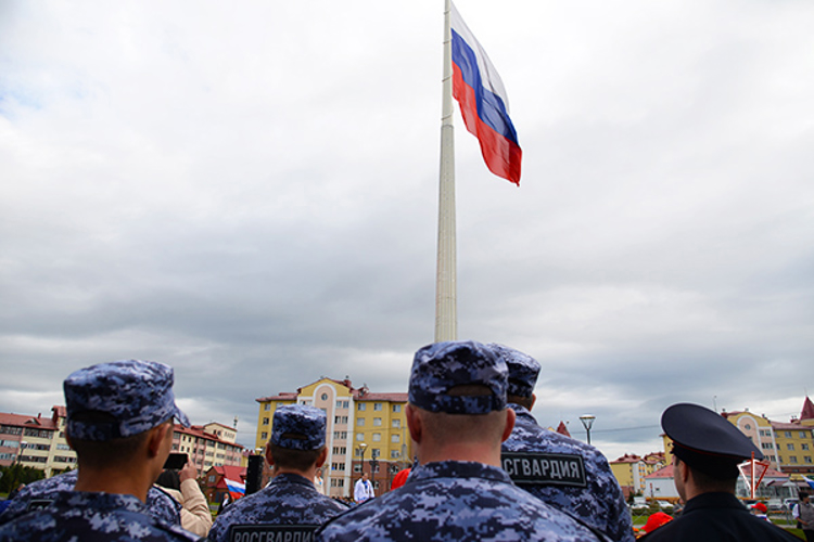 На Ямале Росгвардия приняла участие в мероприятиях, приуроченных ко Дню государственного флага