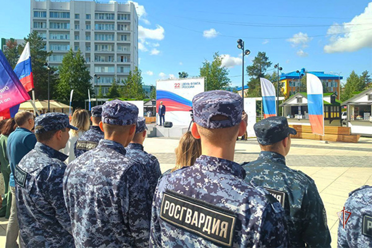 На Ямале Росгвардия приняла участие в мероприятиях, приуроченных ко Дню государственного флага
