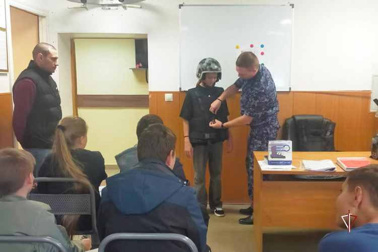Ведомственная акция «Каникулы с Росгвардией» продолжает знакомить ямальских школьников со спецификой службы правоохранителей