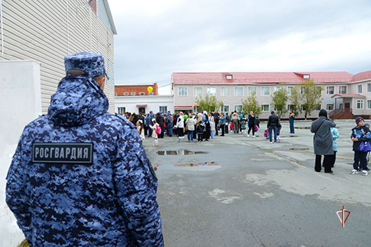 Росгвардия принимает участие в охране правопорядка в День знаний на Ямале