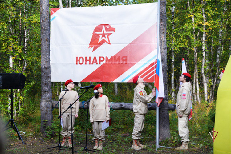 Офицеры Росгвардии провели мастер-класс для юных патриотов в Салехарде