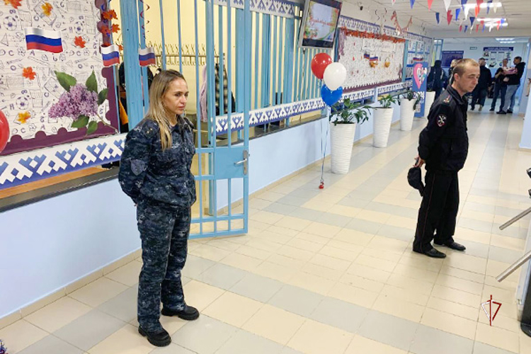 Росгвардия принимает участие в охране правопорядка в День знаний на Ямале