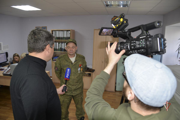 На Ямале Росгвардия оказывает содействие владельцам оружия в его передаче в зону СВО (видео)