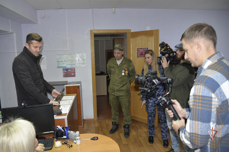 На Ямале Росгвардия оказывает содействие владельцам оружия в его передаче в зону СВО (видео)