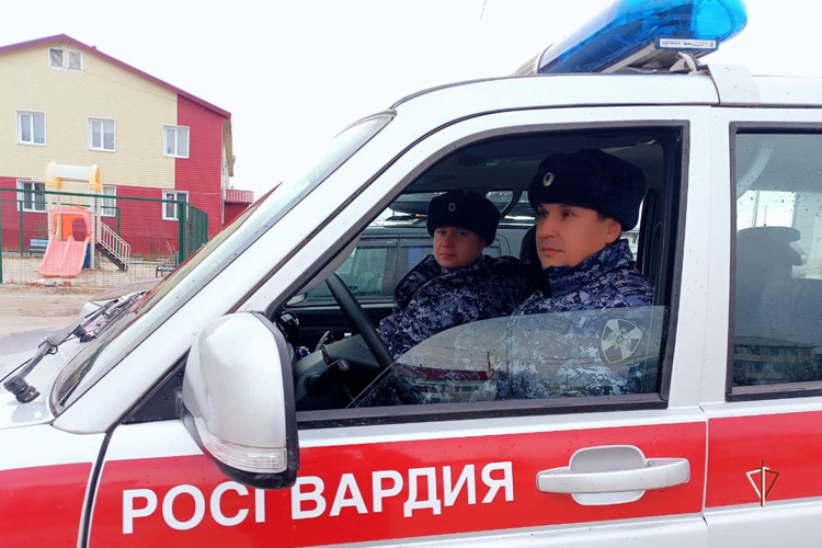 На Ямале сотрудники Росгвардии спасли провалившуюся под лёд девочку  (видео)