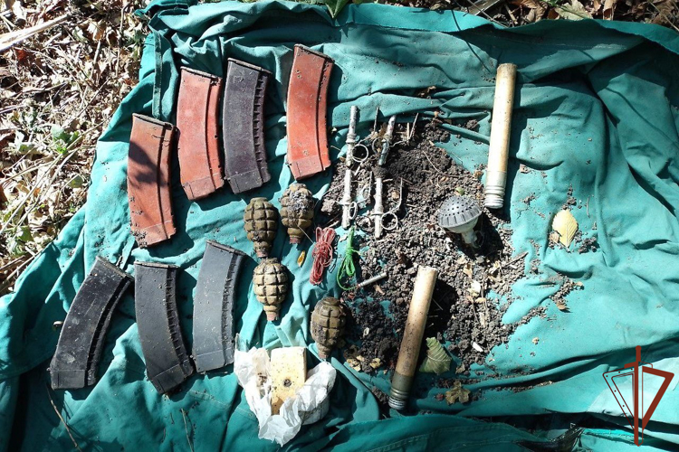 Росгвардейцы в ДНР совместно с сотрудниками военной контразведки обнаружили тайник с опасными находками