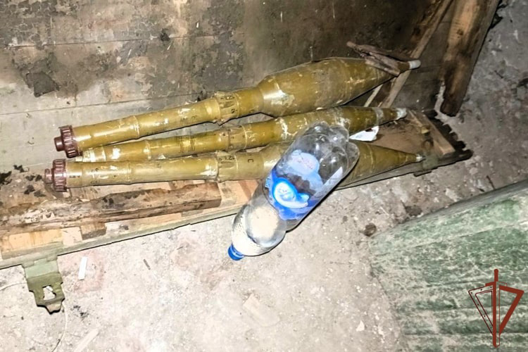 В ДНР росгвардейцы и сотрудники военной контрразведки изъяли крупный арсенал с ракетами для ПВО и различными боеприпасами 