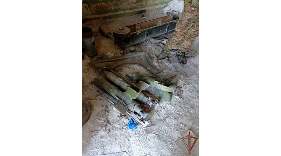 В ДНР росгвардейцы и сотрудники военной контрразведки изъяли крупный арсенал с ракетами для ПВО и различными боеприпасами 
