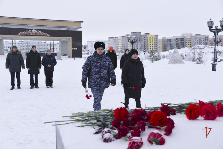 На Ямале росгвардейцы совместно с подшефными кадетами почтили память безымянных героев 