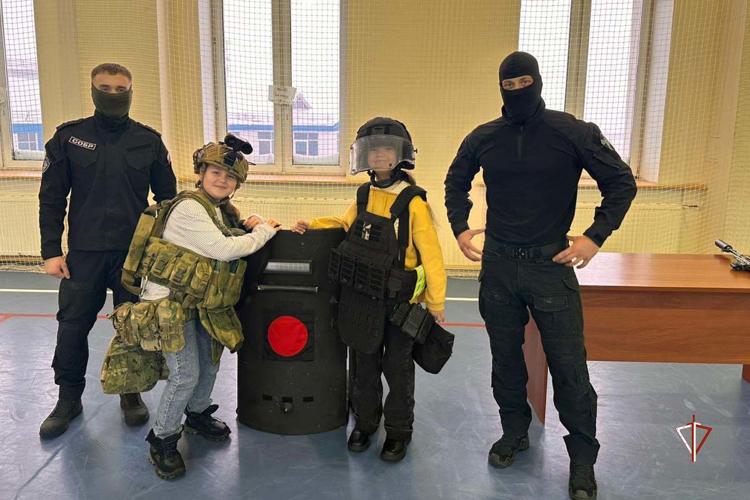 Сотрудники СОБР Росгвардии рассказали о своей службе  юным ямальцам