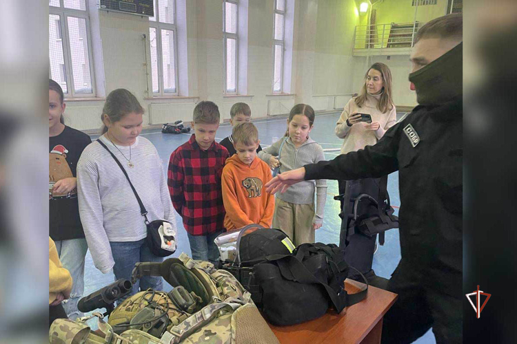 Сотрудники СОБР Росгвардии рассказали о своей службе  юным ямальцам