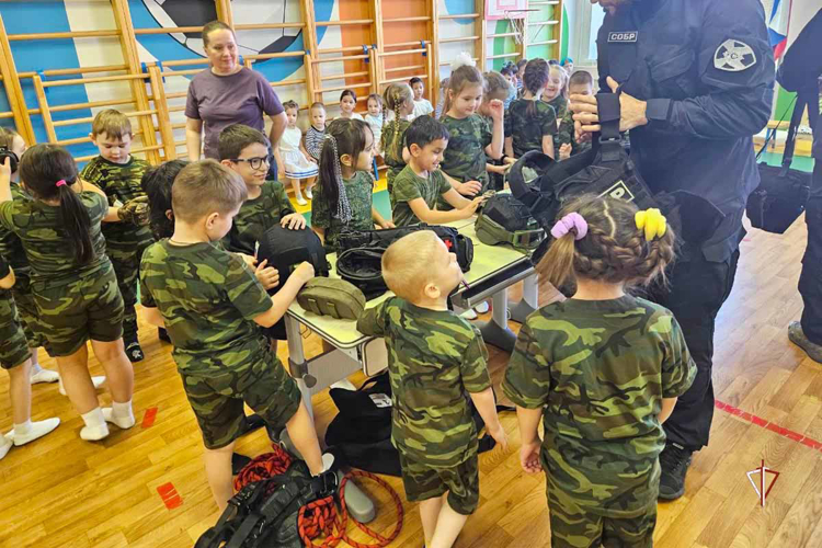 На Ямале продолжается "Неделя мужества": школьники и дошколята знакомятся с деятельностью Росгвардии
