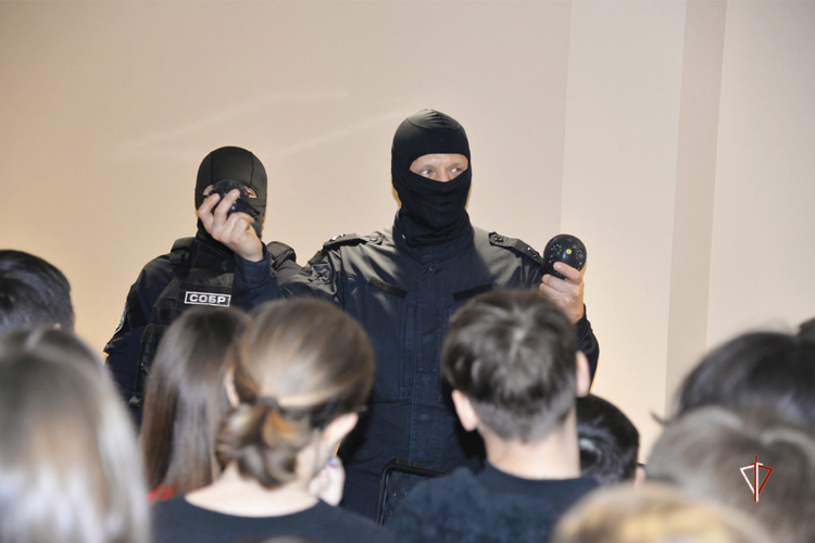 Росгвардия провела патриотическую встречу для ямальских школьников