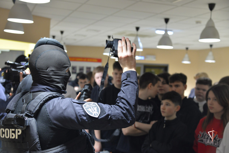 Росгвардия провела патриотическую встречу для ямальских школьников