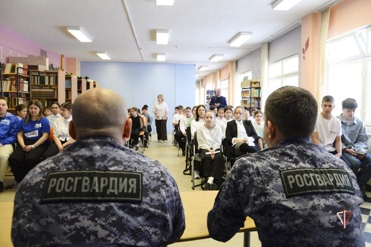 Встреча поколений: салехардские школьники узнали о службе росгвардейцев в зоне СВО (видео)