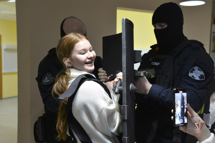 Росгвардия провела патриотическую встречу для ямальских школьников