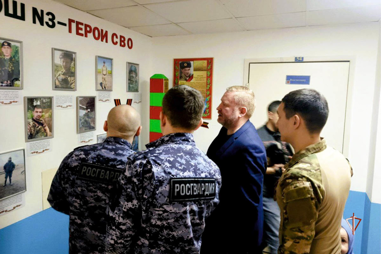 Встреча поколений: салехардские школьники узнали о службе росгвардейцев в зоне СВО (видео)