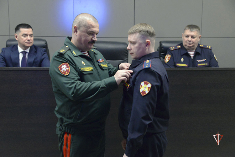 Заместитель командующего Уральским округом вручил государственные награды росгвардейцам на Ямале