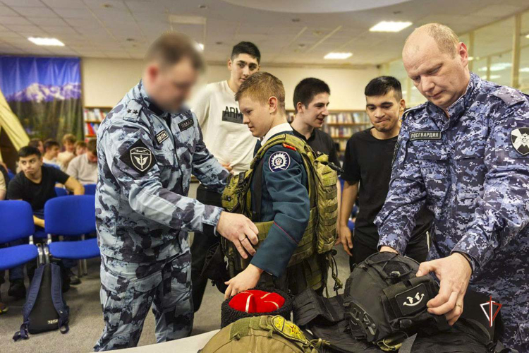 Сотрудники Росгвардии провели патриотическую встречу с кадетами в Ноябрьске