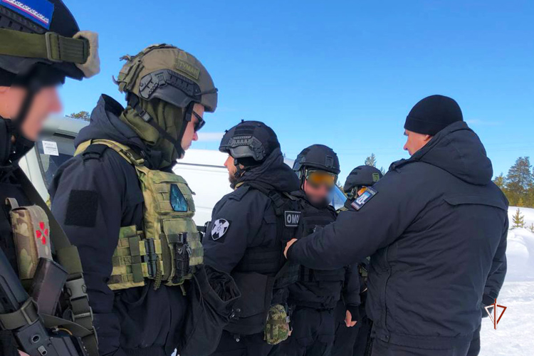 На Ямале сотрудники ОМОН Росгвардии прошли квалификационные испытания на право ношения официального геральдического знака отличия