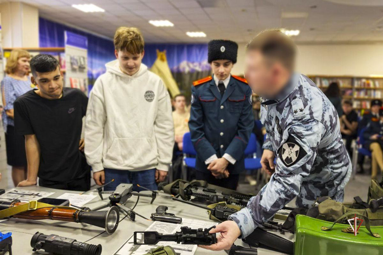 Сотрудники Росгвардии провели патриотическую встречу с кадетами в Ноябрьске