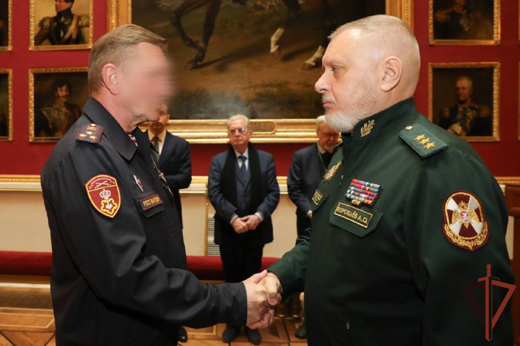 В Государственном Эрмитаже заместитель директора Росгвардии вручил госнаграды росгвардейцам-участникам СВО (видео) 