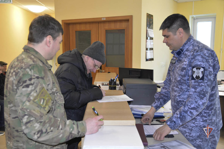 Росгвардия передала в районы СВО более 400 ружей от жителей Ямала 