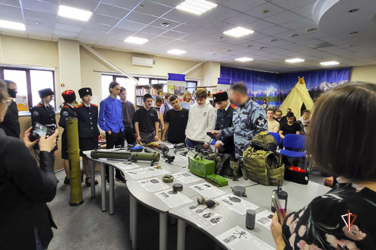 Сотрудники Росгвардии провели патриотическую встречу с кадетами в Ноябрьске