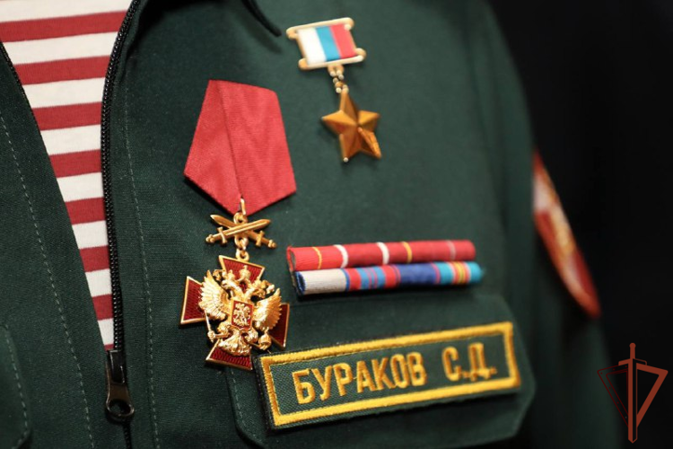 В Государственном Эрмитаже заместитель директора Росгвардии вручил госнаграды росгвардейцам-участникам СВО (видео)