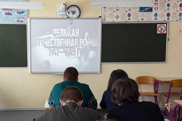 Офицер Росгвардии рассказала ямальским школьникам о героях и подвигах военных лет
