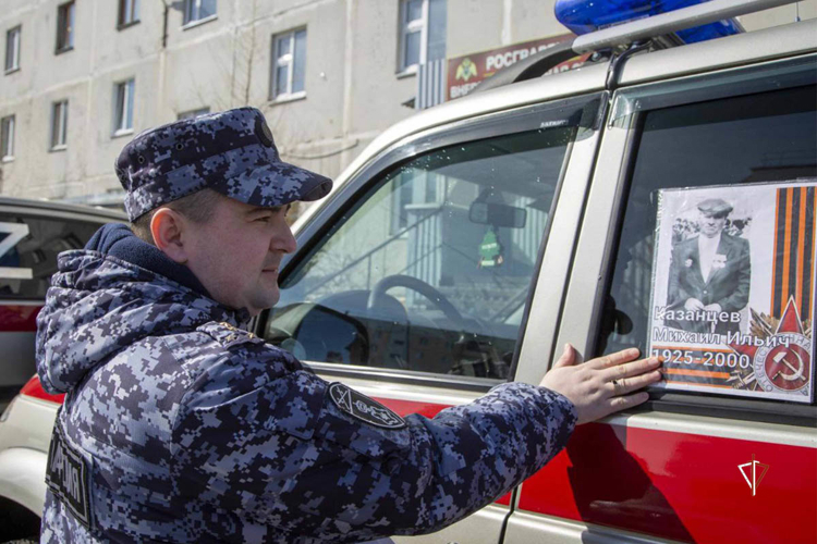 «Бессмертный автополк» на Ямале: росгвардейцы присоединились к патриотической акции к юбилею Победы