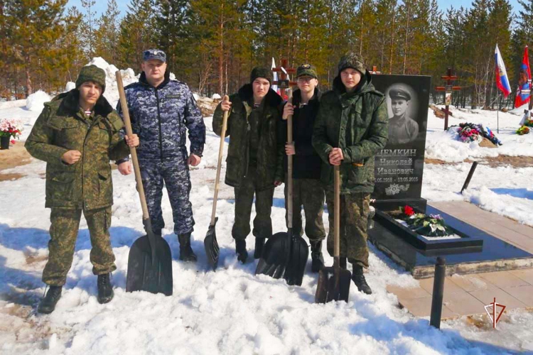 Сотрудники Росгвардии и подшефные кадеты провели уборку воинских захоронений на Ямале