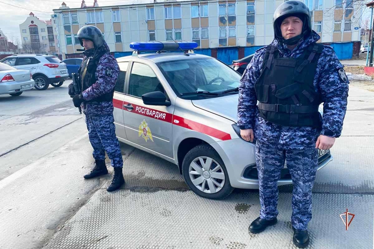 Сотрудники Росгвардии помогли эвакуировать жителей из горящего дома на Ямале