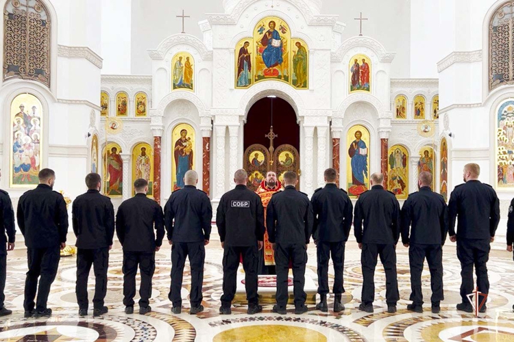 В Салехарде прошел молебен для сотрудников СОБР Росгвардии (видео)