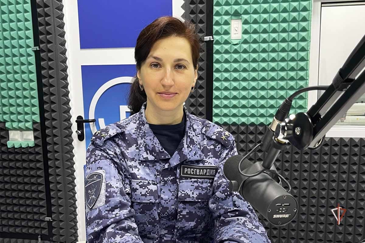 Спецвыпуск ко Дню Победы: офицер Росгвардии и школьный педагог о патриотизме в радиоэфире