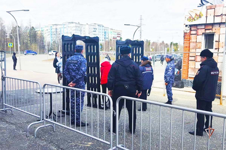 80-летие Победы: Росгвардия обеспечила порядок во время визита тематического поезда на Ямал (видео)